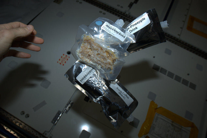 Illustration for article titled Astronaut tweets pictures of his SPACE NACHOS
